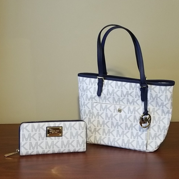 Michael Kors Handbags - Michael Kors Signature East West Tote & Wallet Set